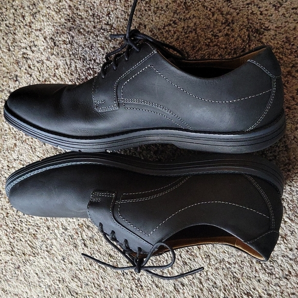 CLARKS Shoes - Picture 5 of 7